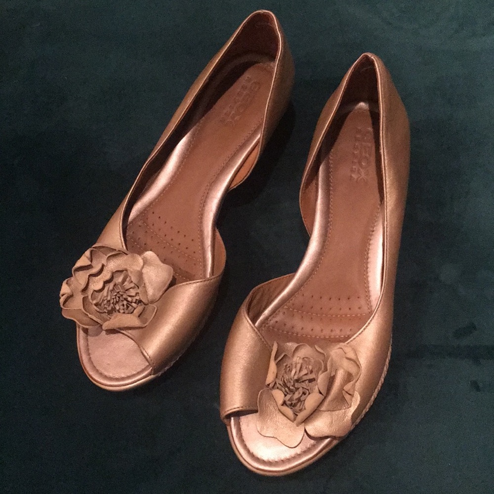 Geox Respira Open Toed Golden Shoes with Rose